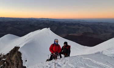 Climbers approaching the summit of Ausangate at 6,384 m