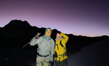 Grupo de trekking en el campamento base del Jampa con paisaje andino