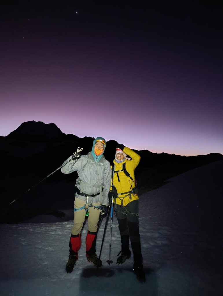 Grupo de trekking en el campamento base del Jampa con paisaje andino